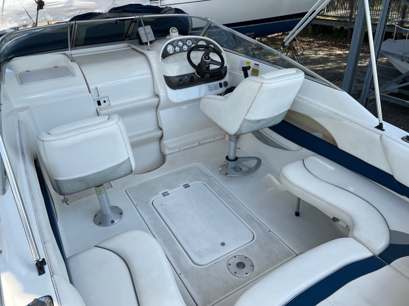 Larson Boats For Sale in New York by owner | 2000 Larson cabrio 220